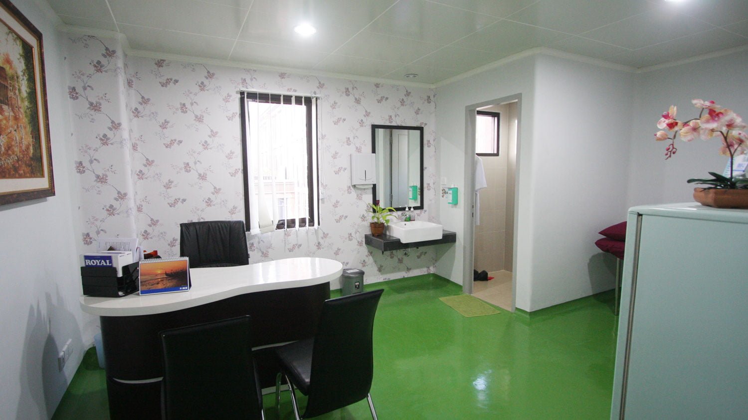 Ruang-Pemeriksaan-IVF-Clinic-Bali-Royal-Fertility-1